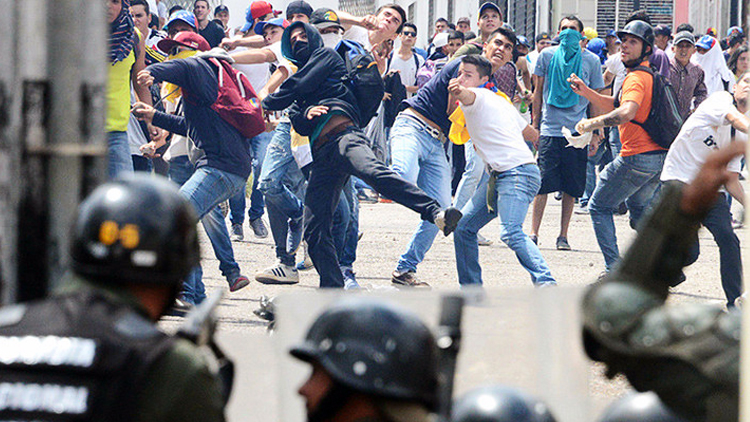 Jóvenes fomentando disturbios con la Guardia Nacional Bolivariana en el estado Táchira.