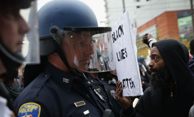 Los datos de los apps de redes sociales como Facebook y Twitter se han usado para monitorizar protestas como esta en Baltimore en 2015.