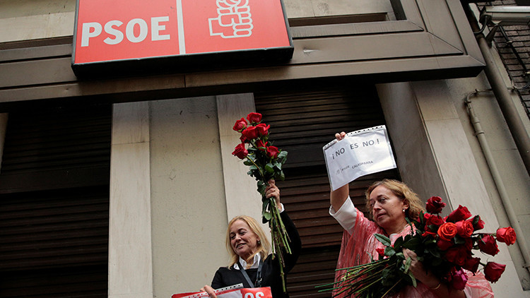 Manifestantes a favor del "No" frente a la sede del PSOE en Madrid.