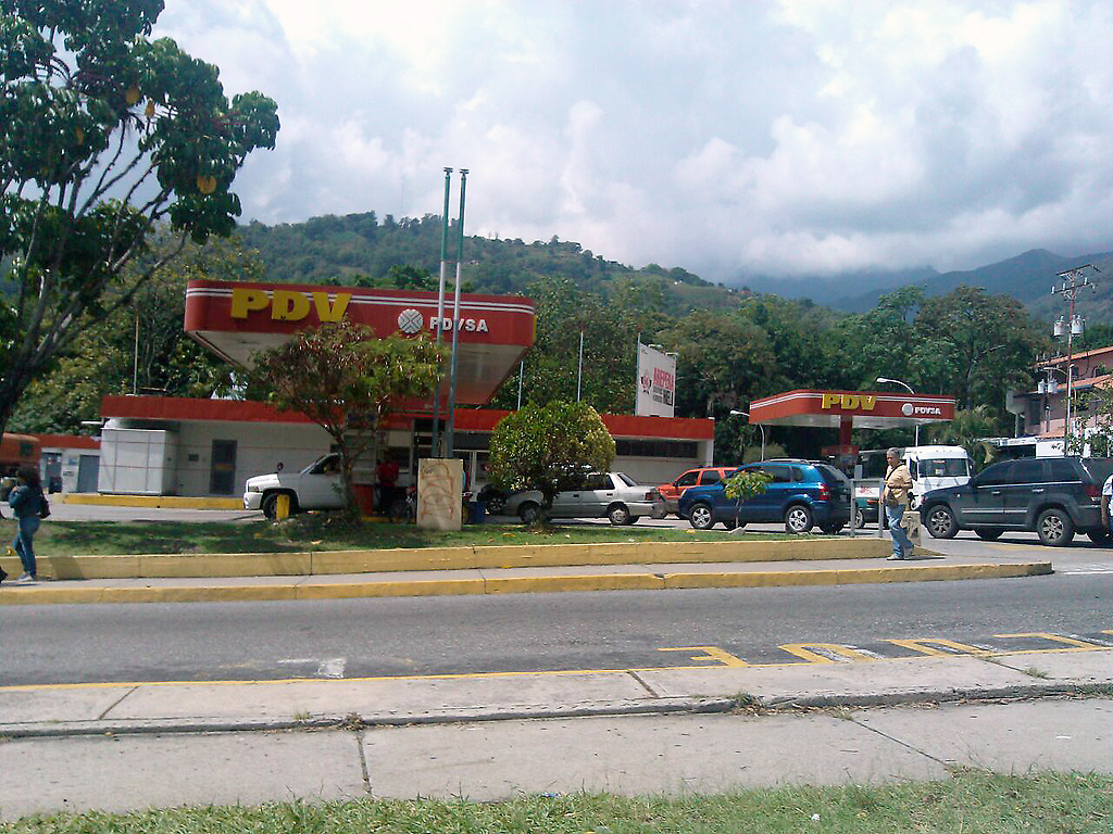 Numerosos conductores esperan cargar gasolina en la Estación de Servicios PDV,  al lado del Terminal de Pasajeros de Mérida (Av. Las Américas).