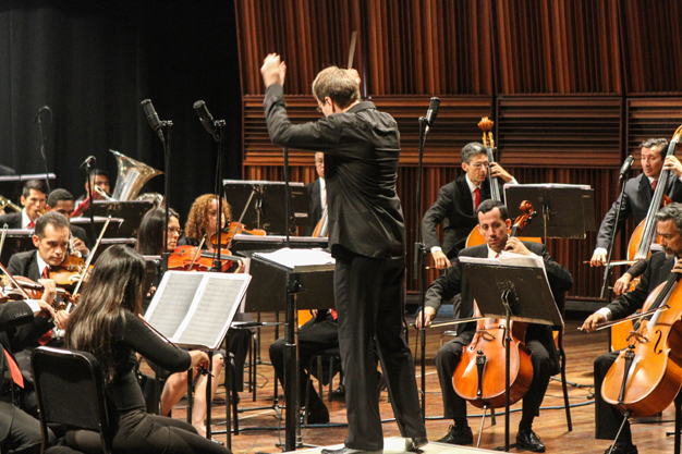 Gala Sinfónica Belarús en Venezuela el director invitado fue el maestro Kanstantsin Yaskou, quien tuvo la oportunidad de dirigir a la Orquesta Filarmónica Nacional, grupo artístico de la Compañía Nacional de Música.