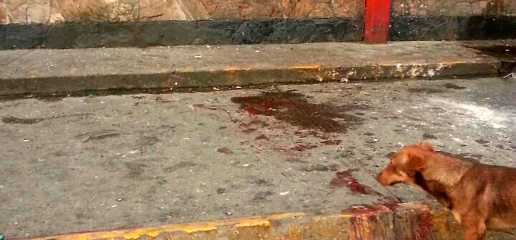 Huellas de sangre luego de presentarse el atentado al módulo de la GNB en Petare, estado Miranda.
