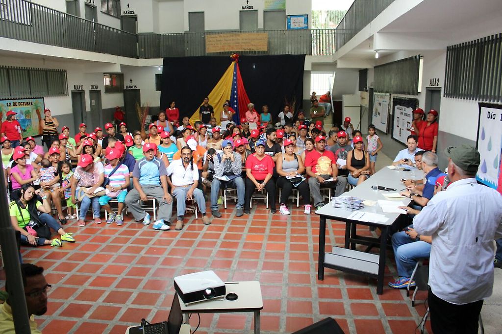 En asamblea de los CLAP en el sector "El Limón" carretera vieja Caracas-La Guaira, parroquia Sucre, Bernal anunció que presencia de 29 embarcaciones con materia prima para garantizar la producción nacional de alimentos