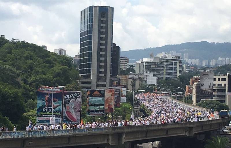 Opositores al gobierno del Presidente Nicolás Maduro, marchan en Caracas en la denominada Toma de Venezuela