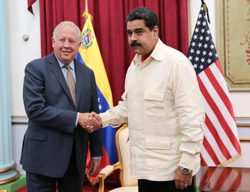 El presidente venezolano Nicolás Maduro, junto al subsecretario de Estado de los EEUU para Asuntos Políticos de Latinoamérica, Thomas Shannon.