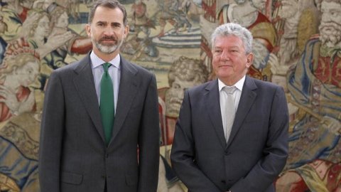 El rey de España y el diputado canario Pedro Quevedo