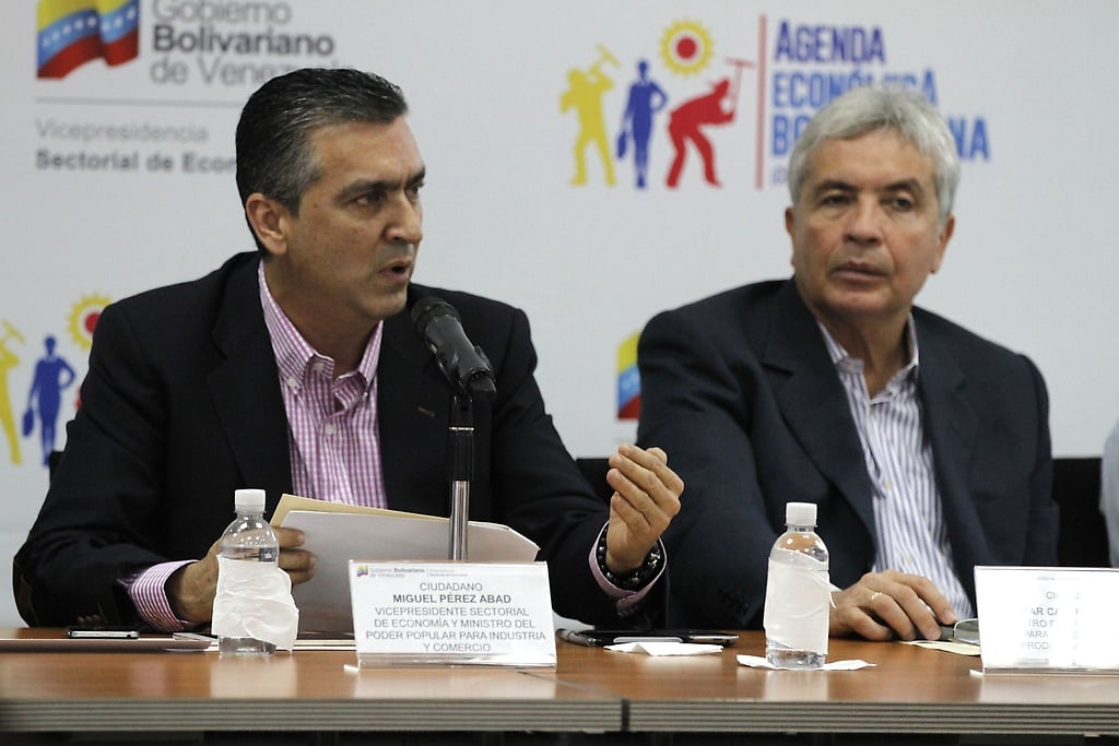 El vicepresidente del Área económica Miguel Pérez Abad y Wilmar Castro Soteldo ministro de Producción Agrícola y Tierras.