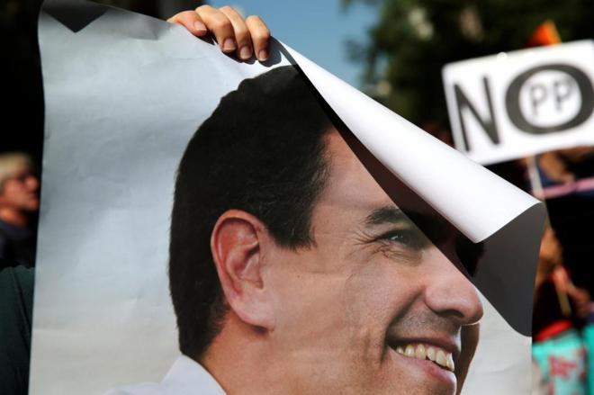 Un simpatizante exhibe un cartel del Pedro Sánchez ante la sede del PSOE