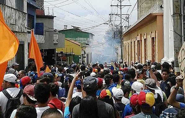 Militantes de VP y M-13 intentan bajar por la avenida 4 hasta la Plaza Bolívar, pero fueron detenidos por la Policía de Mérida.