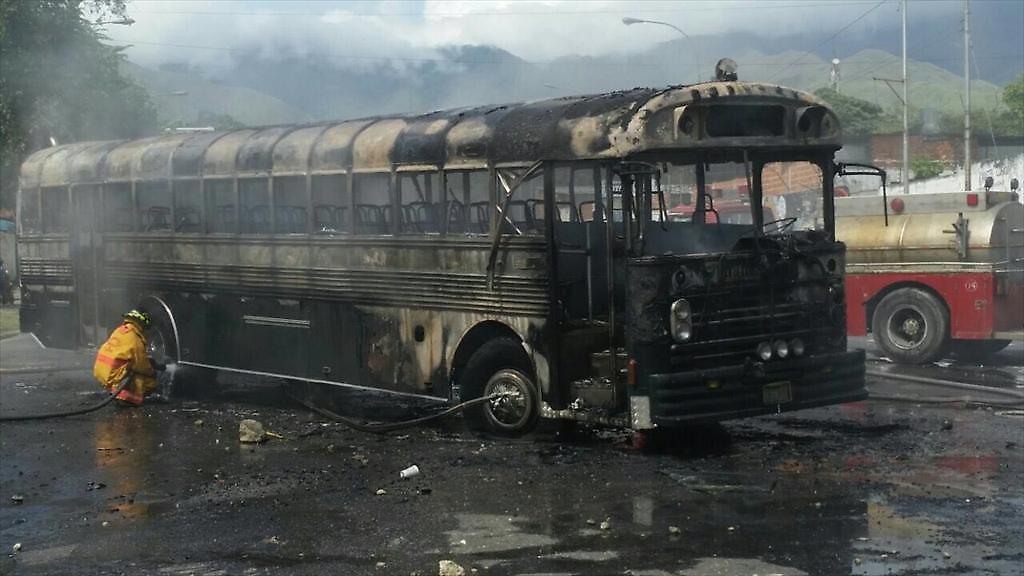 Incendian unidad de transporte público y un autobús de la Universidad de Carabobo.