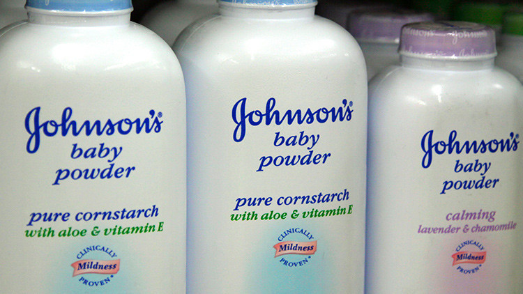Una mujer de California afirma haber desarrollado un cáncer al usar durante varios años el polvo de talco para bebés de Johnson & Johnson.