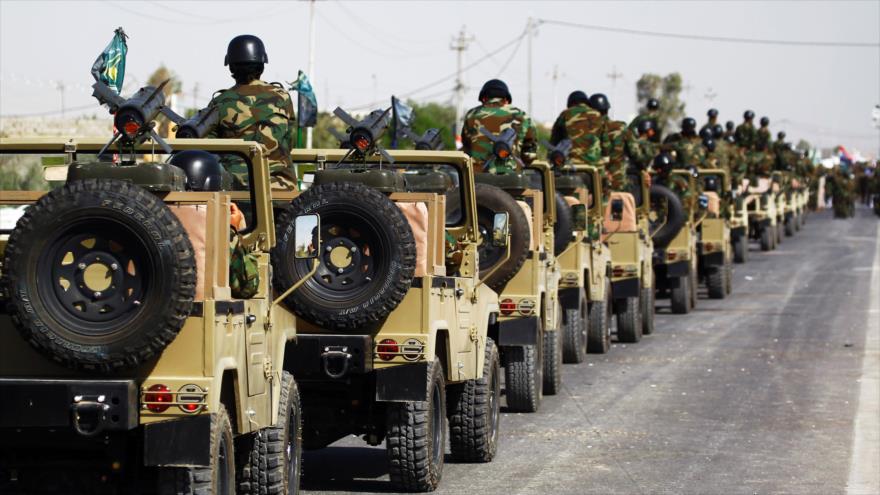 Columna de vehículos militares pertenecientes a las "unidades del pueblo iraquí" en plena acción militar