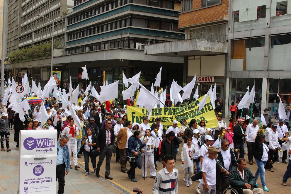 Sobrevivientes y familiares de las víctimas del genocidio contra la Unión Patriótica marchan en Bogotá