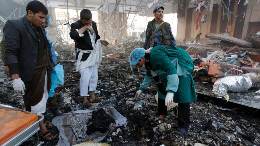 Los equipos de rescate buscan las partes de los cuerpos de las víctimas entre los escombros de un edificio destruido por ataques aéreos del régimen saudí contra Saná, capital de Yemen, 8 de octubre de 2016.
