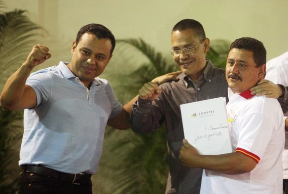 Jesús Avendaño recibe el documento que renueva la concesión de Jaureguina Tv de manos del ministro Villegas