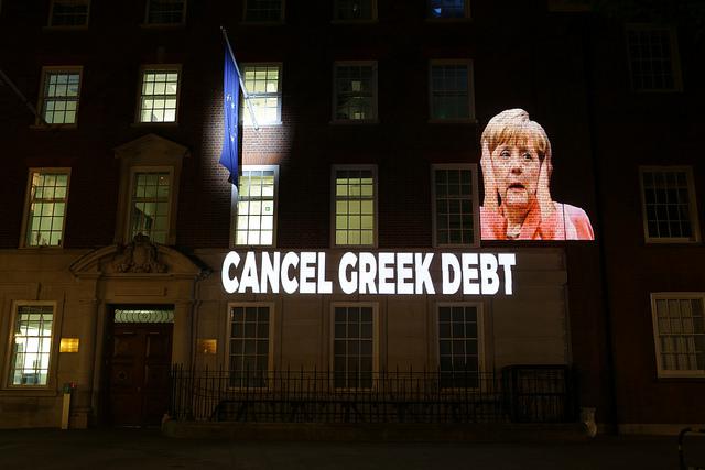 Proyección en la fachada de la embajada alemana para pedir la cancelación de la deuda griega.