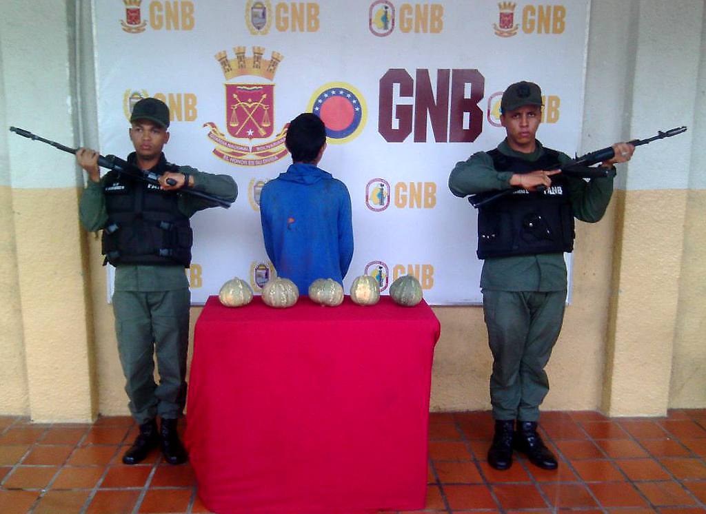 Golpe al hampa: GNB capturó a joven de 16 años por robo de cinco auyamas y lo colocan en su cuenta Twitter como si se tratase de la captura de Pablo Escobar o El Chapo Guzmán.