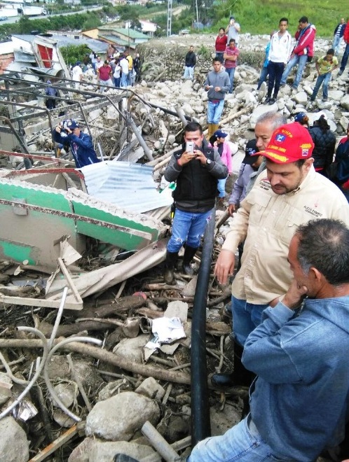 El Gobernador de Mérida Alexis Ramírez, acompañado de su tren ejecutivo recorriendo las zonas afectadas del municipio Miranda.
