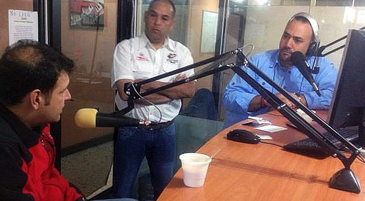 Wasim Abdul  (camisa azul) propietario y locutor de planta de Punto 94.7 FM, junto al Gobernador del estado Mérida.