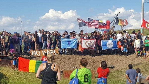La tribu Standing Rock Sioux batalla en Dakota del Norte, en Estados Unidos, contra el paso de un oleoducto por su territorio, en un movimiento que ha despertado la solidaridad internacional y que tiene aspectos similares a las luchas contra megaproyectos de los indígenas latinoamericanos en varios países.