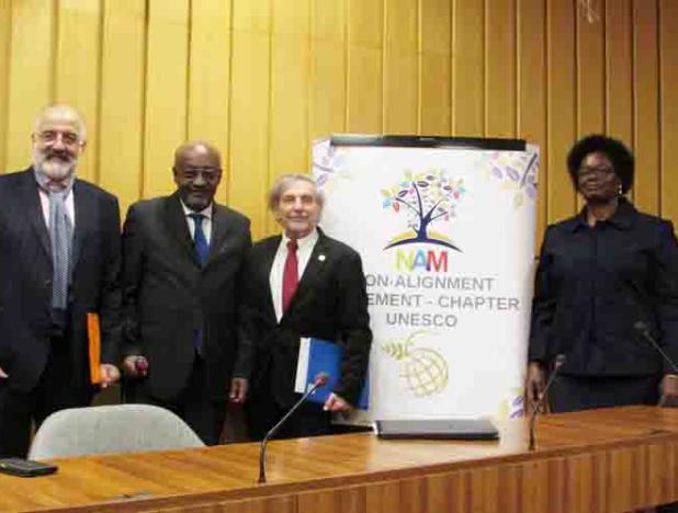 Luis Alberto Crespo (centro) recibe la presidencia del Mnoal en la Unesco