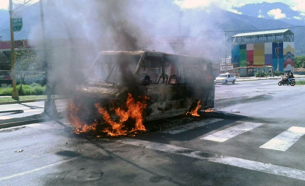Unidad del transporte colectivo incendiada esta mañana por supuestos estudiantes que protestan  ante el rechazo de estos en transportarlos en sus unidades.