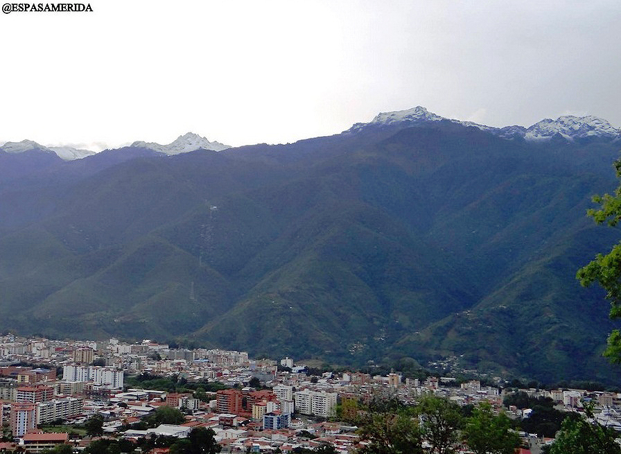 La hermosa ciudad de Mérida con su magestuosa Sierra Nevada.