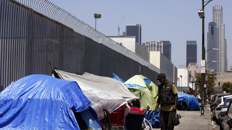 Personas sin hogar en carpas en pleno centro de la ciudad de los Ángeles