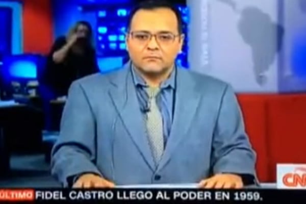 El presentador de la cadena CNN en español pasó varios contratiempos anunciando en vivo la noticia más trascendental de la semana y, por si esto fuera poco, regaron gaseosa sobre su escritorio de trabajo.