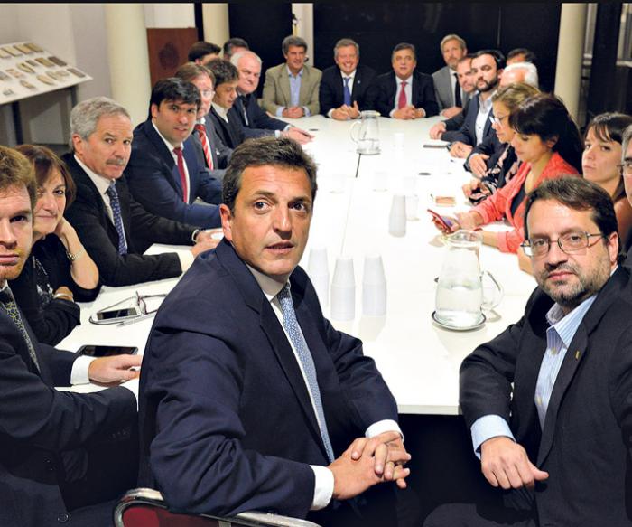 Representantes de Macri negocian con la oposición argentina para evitar una derrota