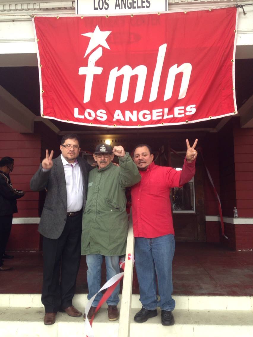 Ricardo Moreno con activistas del FMLN de California.