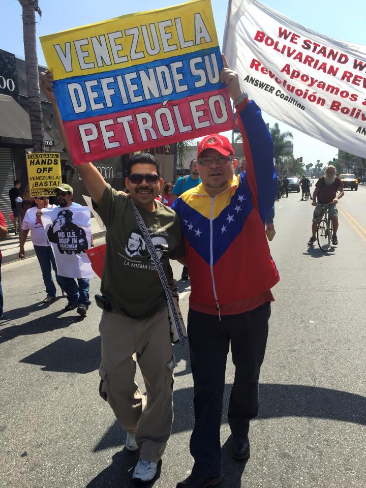 Ricardo Moreno en una marcha de solidaridad con la Revolución Bolivariana en Los Ángeles.