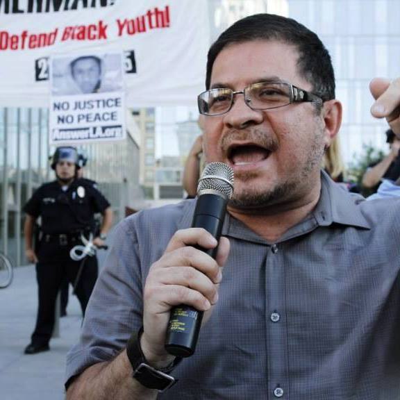 Ricardo Moreno protestando contra la represión policial en Los Ángeles.