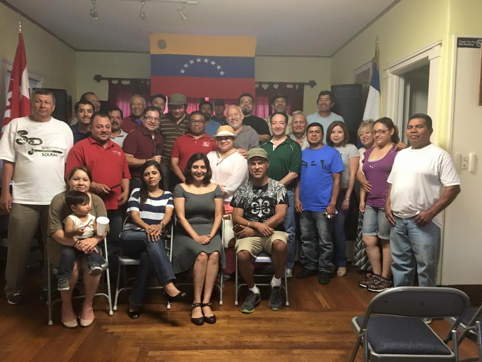 Ricardo Moreno con activistas de solidaridad con Venezuela en Los Angeles, EEUU, tras una conferencia en septiembre 2016.