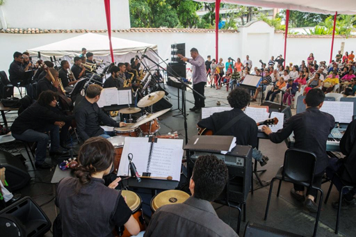 Simón Bolívar Big Band, con un amplio despliegue de instrumentos y 44 músicos en escena.