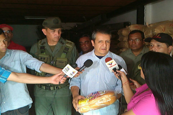 En el operativo participó el presidente del Sundde, William Contreras, quien informó que se confiscaron 9.585 kilogramos (kg) de harina de trigo y 3.339 kg de azúcar del establecimiento “Panadería Marisonia”.