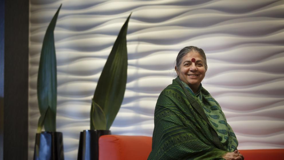 Vandana Shiva:  Las mujeres son las parteras de la agricultura