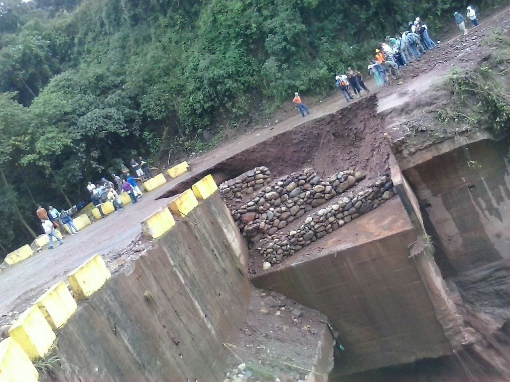 Colapso de la vía entre San Rafael y Cordero, estado Táchira