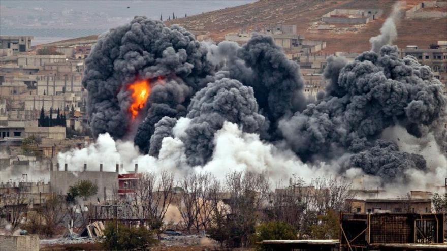 El pasado 17 de septiembre aviones de la llamada coalición anti-terrorista en el que participaron cazas de Australia, Dinamarca, el Reino Unido y EE.UU bombardearon un cuartel del ejército sirio y aliado en la provincia de Deir al-Zur (Este de Siria).