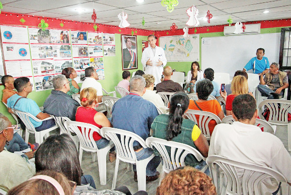 Juan Carlos Marcano (dir) avaló la instalación de mesas de trabajo en hospital Los Magallanes.