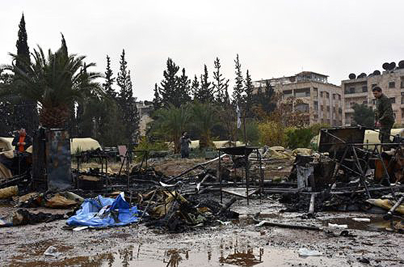 Los escombros en donde se encontraba una de las salas médicas del complejo hospitalario de campaña instalado en un barrio de Alepo. Al fondo, se observan las demás salas de asistencia de salud.