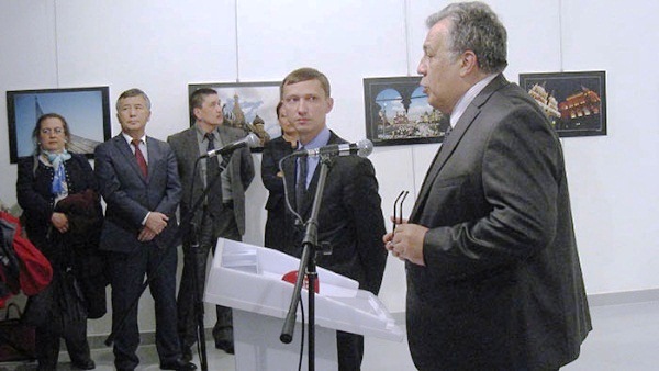 El destacado embajador ruso Andréi Kárlov, artífice del acercamiento Ankara-Moscú, mientras daba un discurso en la Galería de arte minutos antes de ser asesinado por un fundamentalista