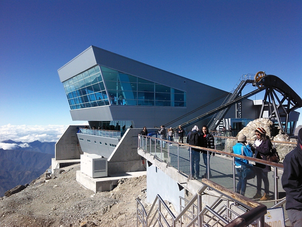 La moderna estación Pico Espejo exhibe su imponente estructura en la cima del pico del mismo nombre.