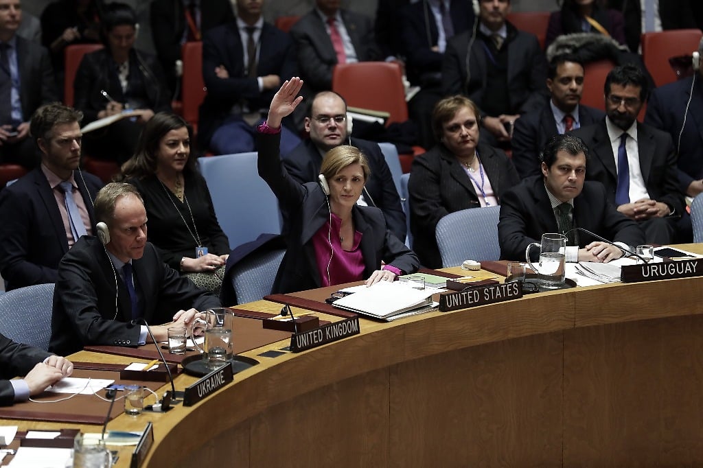 La representante permanente de EU ante la ONU, Samantha Power, se abstuvo de bloquear en el Consejo de Seguridad una resolución que condena la expansión de asentamientos israelíes