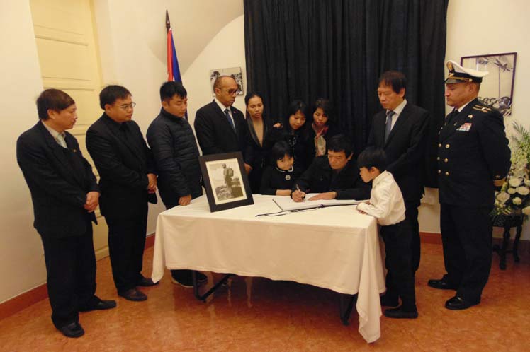 Familiares de Vo Nguyen Giap firman en Hanoi el libro de condolencias por Fidel