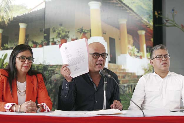 El representante por el Gobierno Bolivariano en la mesa de diálogo, Jorge Rodríguez, señaló que no aceptarán ultimátum por parte de la MUD