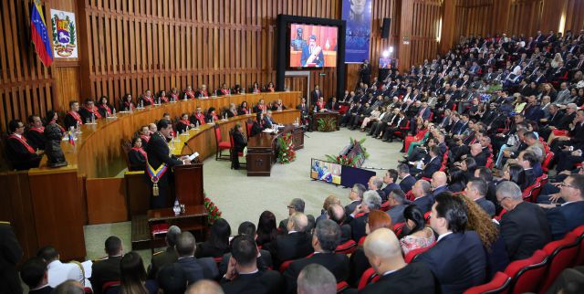 Presidente Maduro ofrece su informe en el TSJ y ante los funcionarios