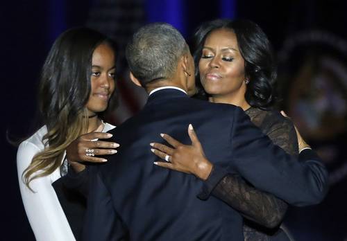 Durante la mayor parte de su último discurso ayer en Chicago, Barack Obama se mostró firme al hablar, pero cerca del final se enjugó algunas lágrimas mientras la multitud lo aclamaba una última vez. Él y su esposa, Michelle, se abrazaron al final; en la imagen los acompaña su hija Malia
