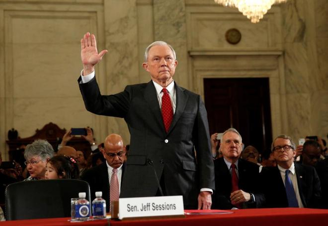Jeff Sessions, nuevo fiscal general de EEUU, en el Capitolio