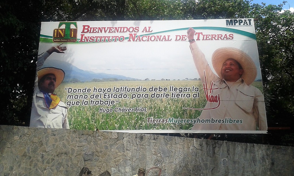 "Donde haya latifundio ha de llegar la mano del Estado para darle tierra al que la trabaje". Hugo Chávez Frías